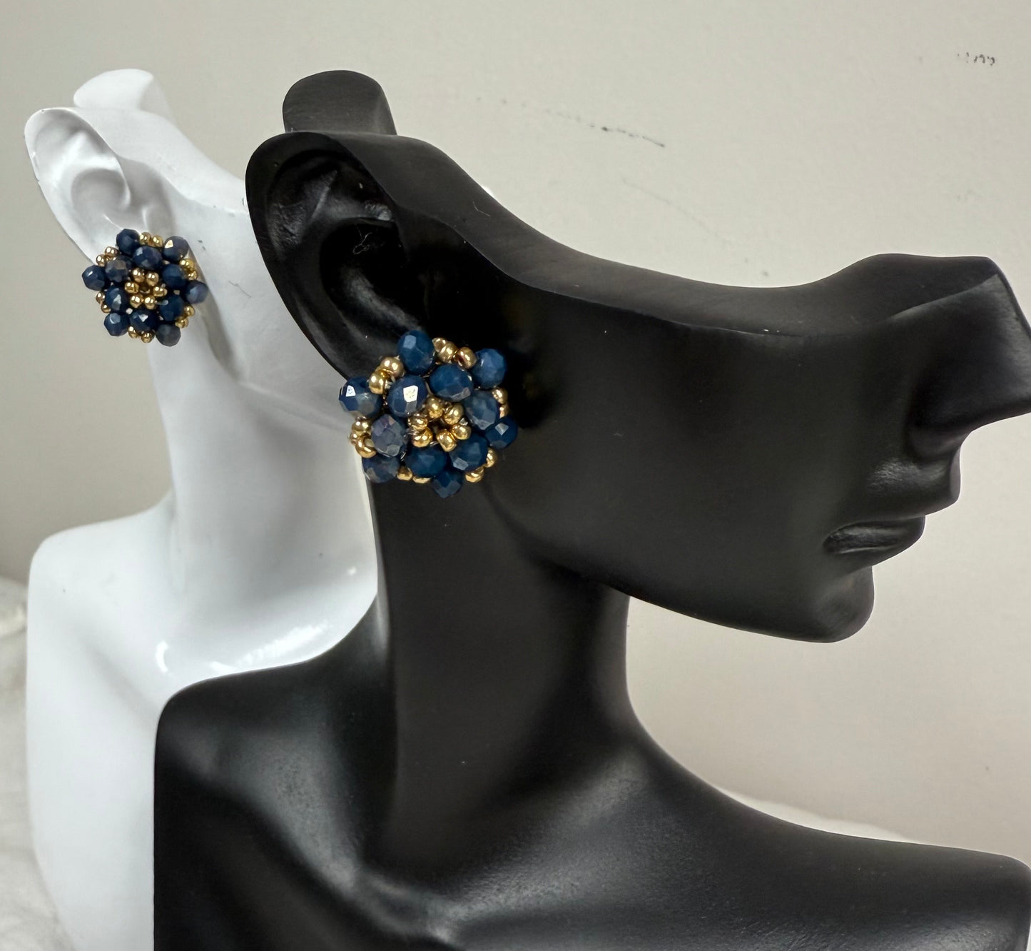 Aretes de florecita Azul mariono